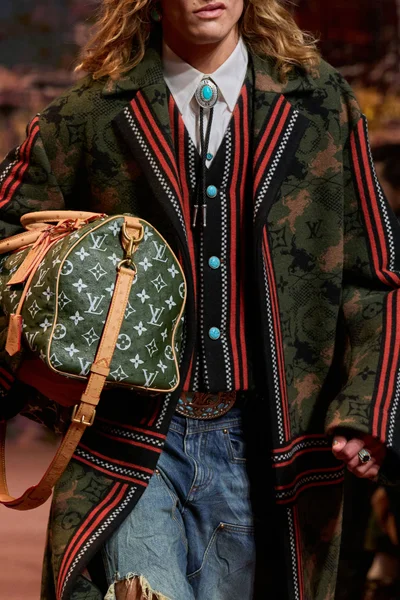 Look 64